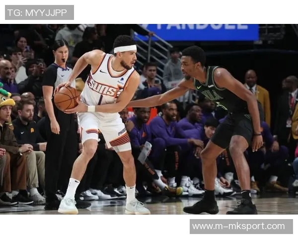 布克表现抢眼半场17分助力球队进攻火力全开次节独得11分展现个人能力