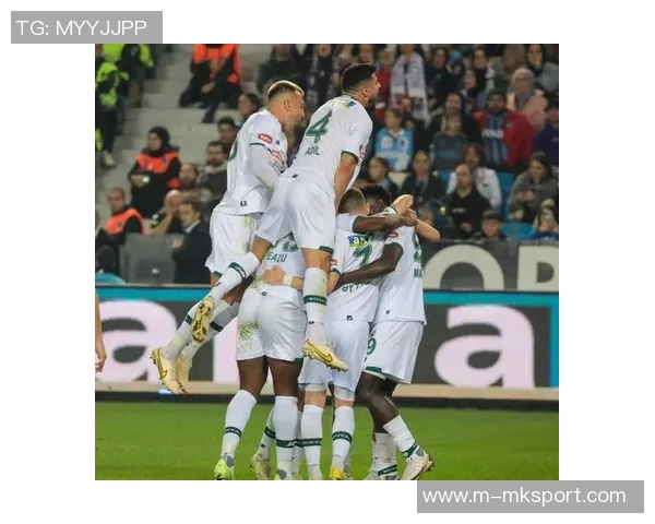 17岁塞内加尔中场达博试训曼联表现出色引发关注