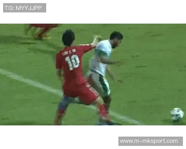 内托禁区内摔倒未获判罚C罗射门稍稍偏出引发争议