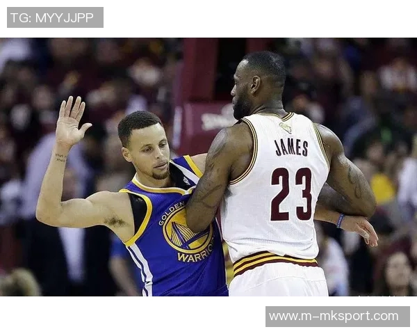 库里赞扬队友表现出色强调团队合作的重要性与团结精神